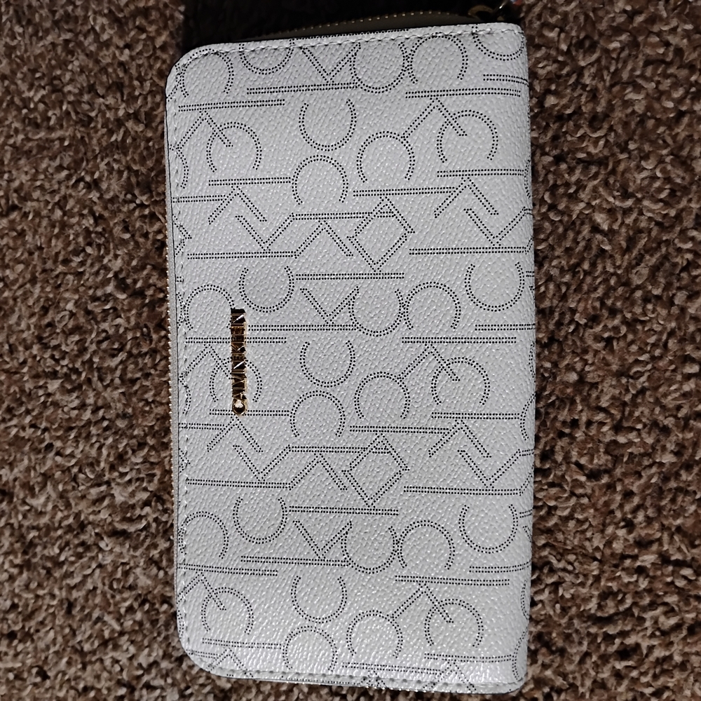 CALVIN KLEIN Stylish Signature Logo Wallet/Wristlet Almond/Gold Grey
